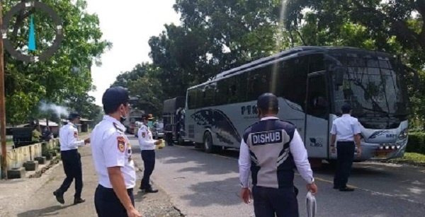 Petugas Dishub Bagi-bagi Masker di Jalan Lintas Sumatera Utara