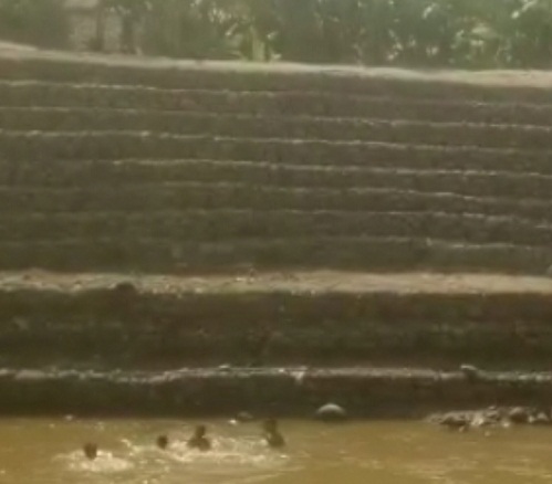 Kondisi jembatan titi payung jadi tempat bermain anak-anak