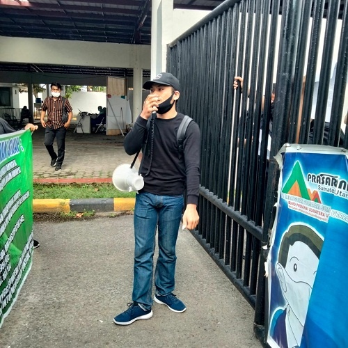 Koordinator Aksi Imakor Ridho Pasaribu saat meyampaikan pernyataan sikap di depan gerbang kantor PPSU