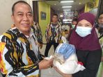 Komandan Brigsus PKN Sumut memberikan sembako