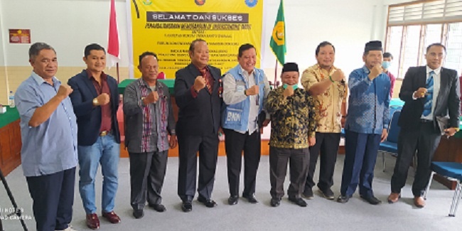 Pengurus FOKKSA dan BNN Kota Siantar serta Civitas Akademika Unika photo bareng usai penandantangan MoU