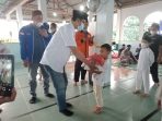 Ketua Panitia Bakti Ramadhan KNPI Sumut Muhammad Asril berbagi ke anak yatim