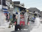 Mobil Brimob Seprotkan Disinfektan di Sejumlah Kawasan Rawan Pandemi