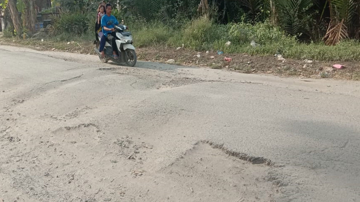 Pemkab Batubara Terkesan Biarkan Jalan Rusak Parah