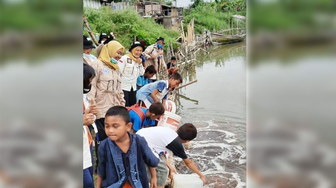 Curahkan Satu Ton Ecoenzym dan Tabur 5.000 Ikan