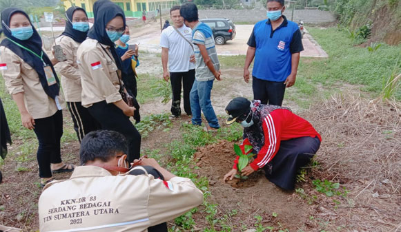 Aksi Tanam Seribu Pohon Buah Mahasiswa KKN UINSU