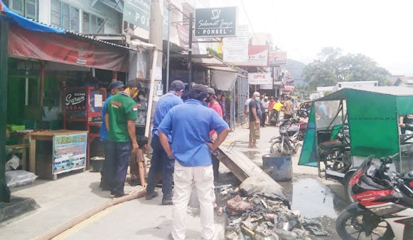 Bupati & Wakil Bupati Toba Bersihkan Parit Kota Balige