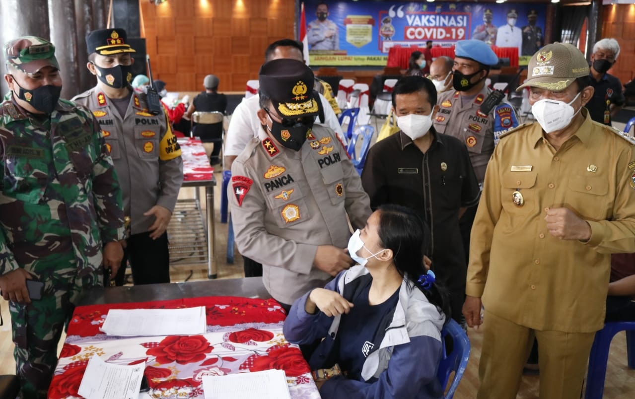 Tinjai Vaksinasi Tahap II di Taput, Kapoldasu Sebut Butuh Bantuan Media Edukasi Pelaksanaan Prokes