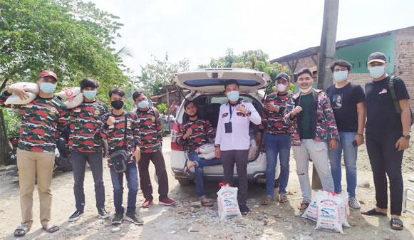 Sapma LMPI Sumut Aksi Berbagi Beras dan Masker kepada Komunitas Pemulung