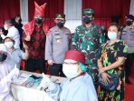 Panglima TNI dan Kapolri Tinjau Vaksinasi Pedagang Pasar Lauchi