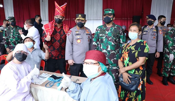 Panglima TNI dan Kapolri Tinjau Vaksinasi Pedagang Pasar Lauchi