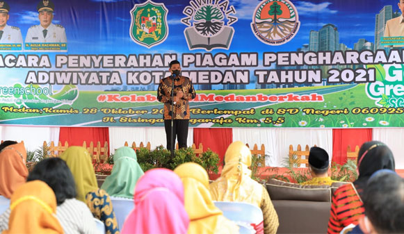 Wali Kota Medan Serahkan Piagam Adiwiyata 48 Sekolah