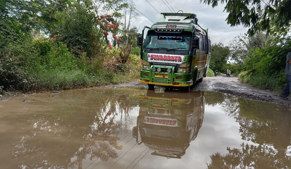 Banyak Wisatawan Kelelahan Melalui Jalan Rusak Menuju Danau Toba