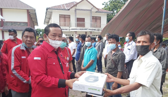DPD PDI Perjuangan dan TMP Bantu Lampu Solarcell di Samosir