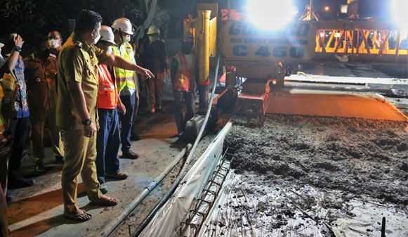 Wali Kota Medan Tinjau Proses Pembetonan Jalan Hingga Malam