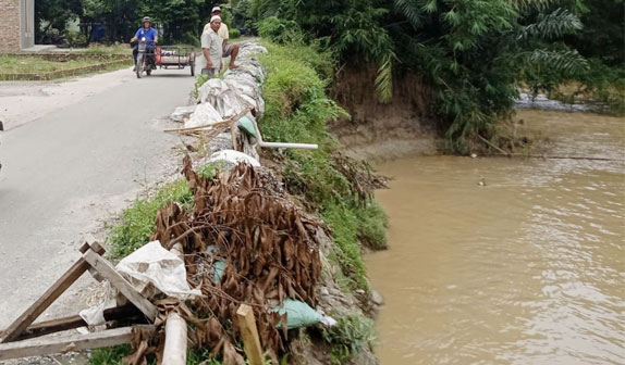 Jalan di Desa Dalu X B Tanjungmorawa Terkikis Abrasi Sungai Belumai