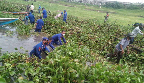 Satpolair Polres Purwakarta Bersihkan Eceng Gondok di Waduk Jatiluhur