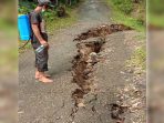 Badan Jalan Terbelah di Desa Tuhembuasi Nias