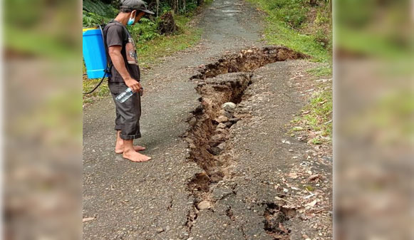 Badan Jalan Terbelah di Desa Tuhembuasi Nias