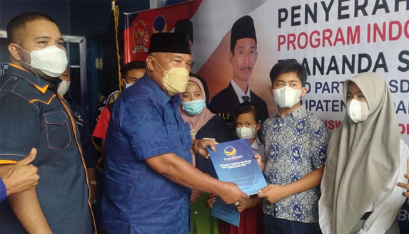 NasDem Sergai Salurkan Beasiswa PIP ke Pelajar