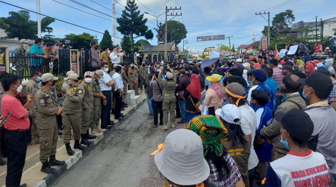 ratusan pekerja dan masyarakat