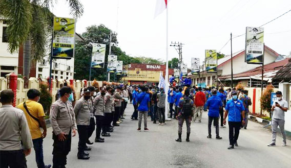 Massa FSPTI-KSPSI Unjuk Rasa Desak Polres Binjai Bebaskan Rekannya