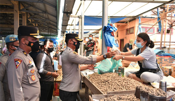 Insan Pers Bersama Polres Samosir Bagi Masker