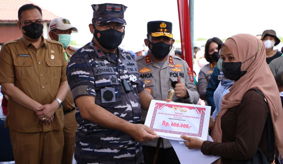 Dengan Speedboat, Kapolda Sumut Tinjau Vaksinasi di Kampung Nelayan