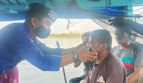 Personel Sat Polairud Polres Nisel Cek Kelayakan Kapal
