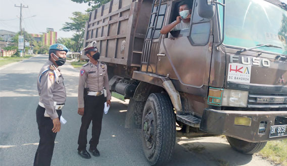 Polsek Beringin Polresta Deli Serdang Bagikan Masker Gratis