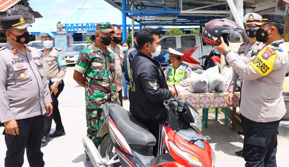 Polres Humbahas Tegur Pelanggar dan Hadiahi Helm Gratis