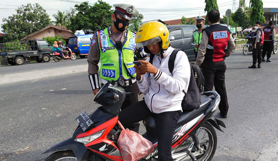 Personil Polresta Deli Serdang Berikan Edukasi dan Vaksinasi Massal