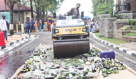 Polres Purwakarta Musnahkan 2.753 Miras dan Ratusan Liter Tuak