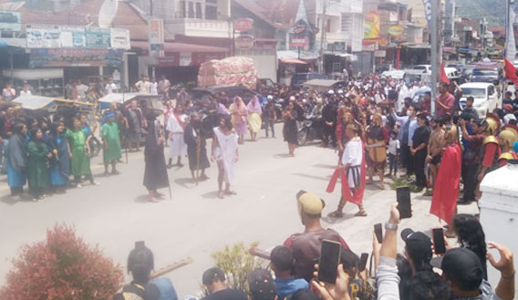 Begini Suasana Napak Tilas Jumat Agung di Balige