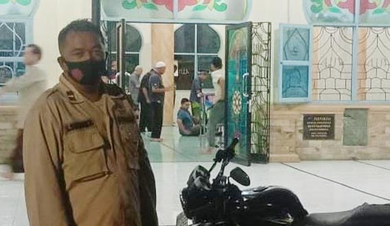 Personel Polsek Tuntungan Pam Salat Tarawih