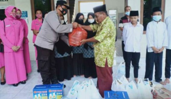 Polsek Medan Timur Bagikan Sembako dan Takjil di Panti Asuhan