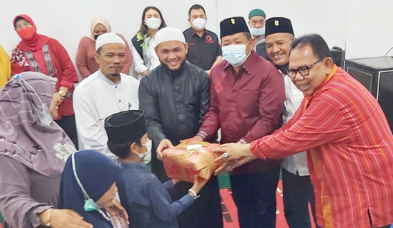 PDI Perjuangan Bagikan 265 Paket Seragam Sekolah ke PW Al Washliyah Sumut