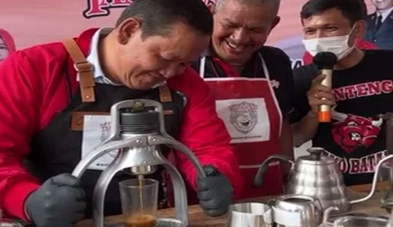 Menyulap Ruang Rapat Kantor PDI Perjuangan Jadi Tongkrongan Ngopi