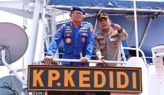 Kabaharkam Polri Berikan Penghargaan