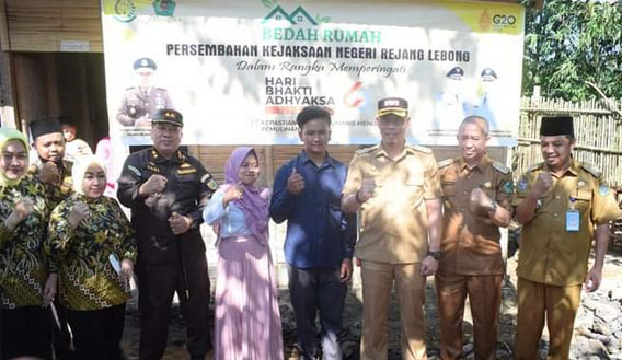 Kejari Rejang Lebong Bedah Rumah