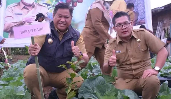 Bupati dan Petani Penerima KUR Klaster Tanam Kopi di Desa Perjuangan