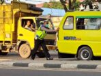 Polantas Polsek Helvetia Dorong Angkot Mogok