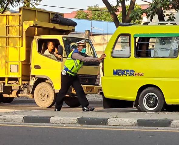 Polantas Polsek Helvetia Dorong Angkot Mogok