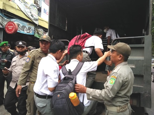 Petugas Gabungan Jaring Pelajar Bolos Sekolah di Medan