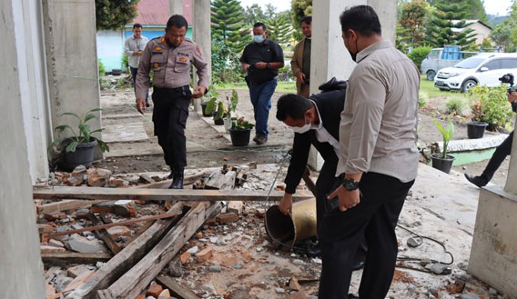 Gereja HKI Saitnihuta Resort Doloksanggul Bersihkan Runtuhan