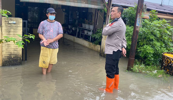 Irsan Sinuhaji Tinjau Banjir Palu Kemiri Berjalan Kaki