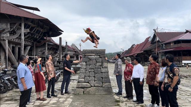 Konjen China Saksikan Atraksi Lompat Batu di Nias Selatan