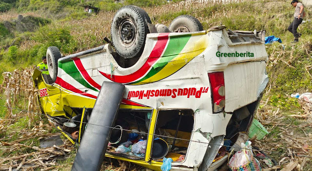 Dua Orang Tewas Akibat Minibus Masuk Jurang di Samosir