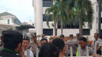 HMI Cabang Medan Demo Kantor PDAM Tirtanadi