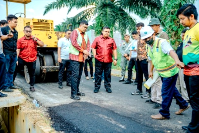 Bobby Perintahkan Jalan Bunga Rampai III Diaspal Ulang